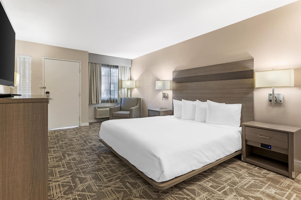 Suite, 1 Queen Bed, Accessible, Non Smoking photo 2