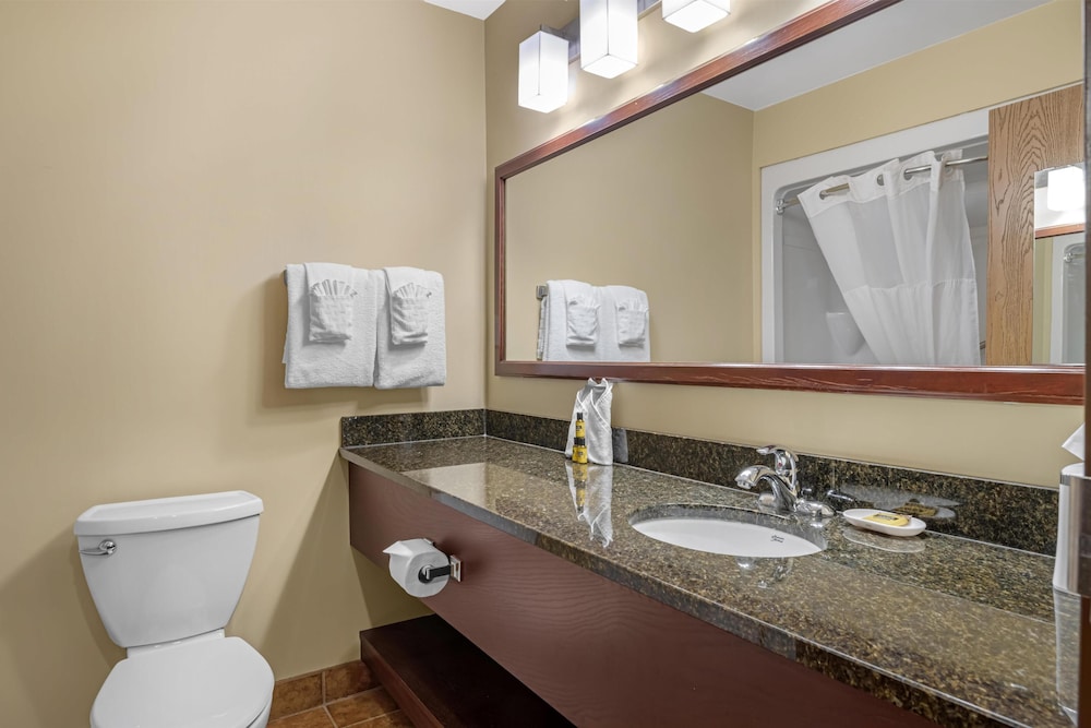 Suite, 2 Queen Beds, Non Smoking, Refrigerator & Microwave (with Sofabed) - Photo 4