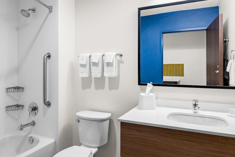 Studio, 1 King Bed, Accessible, Bathtub (Mobility & Hearing) - Photo 5