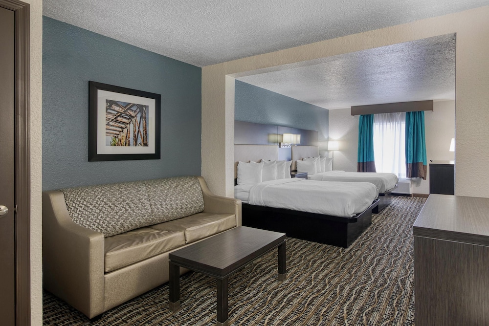 Suite, 2 Queen Beds, Non Smoking, Refrigerator & Microwave (with Sofabed) - Photo 3