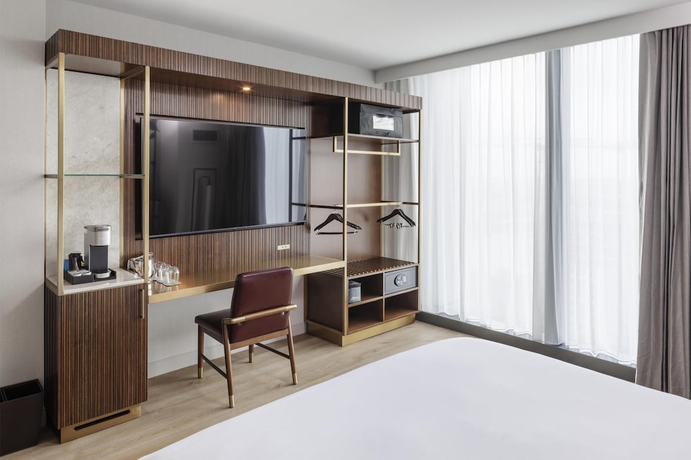 Deluxe Room, 1 King Bed, Accessible - Photo 7