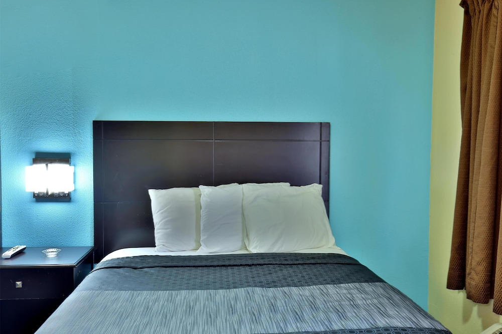 Room, 1 King Bed, Smoking - Photo 3