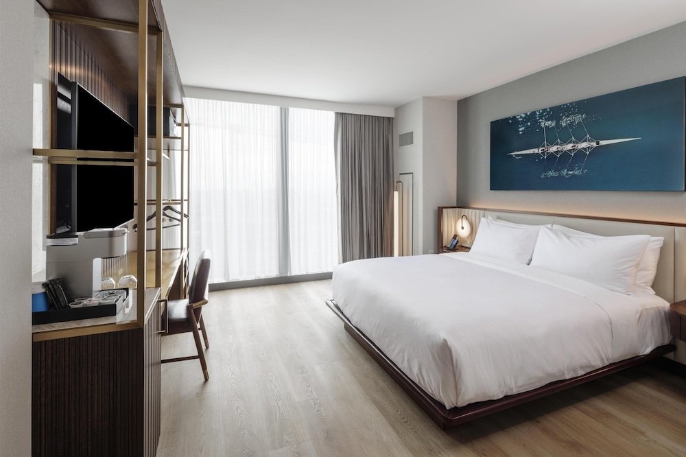 Deluxe Room, 1 King Bed, Accessible - Photo 6