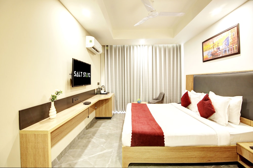 Deluxe Room with City View - Photo 14