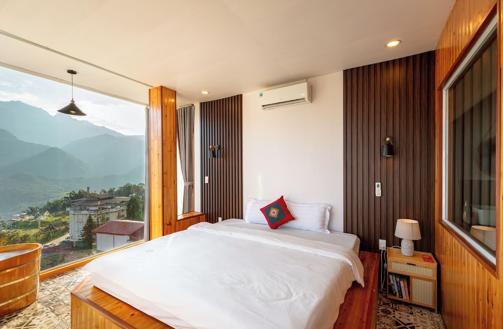 Panoramic Double Room, 1 King Bed, Hot Tub, Mountain View photo 2