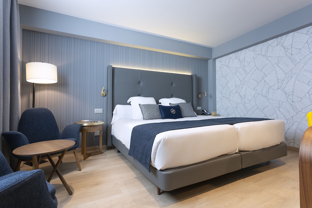 Twin Room (Interior)