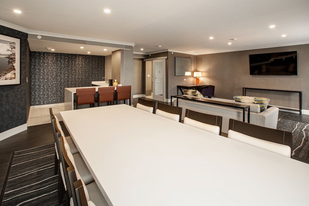 Aspen Tower Signature Suite II ADA photo 3