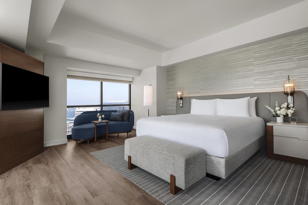 Deluxe Room, 1 King Bed, Corner - Photo 2