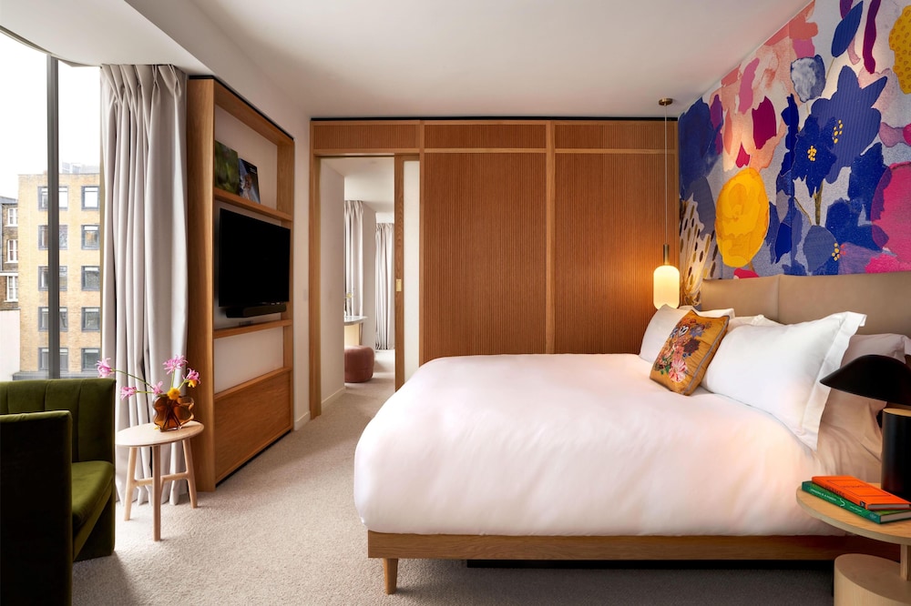 Suite, 1 King Bed (Henrietta)