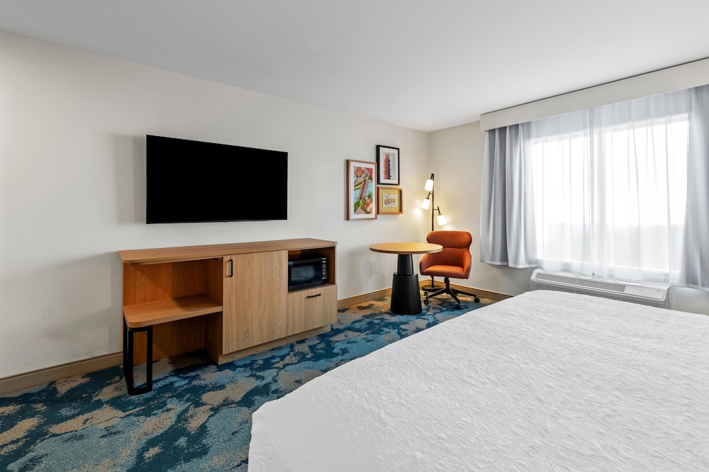 Room, 1 King Bed, Refrigerator