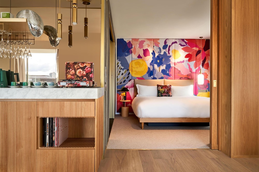 Suite, 1 King Bed (Soho)