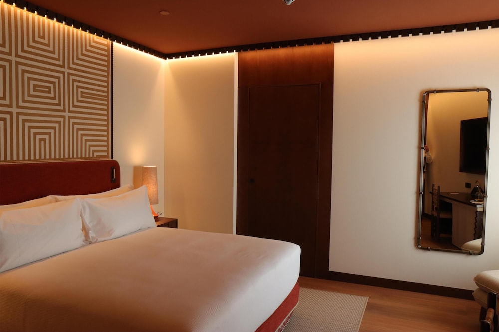 Room, 1 King Bed, Accessible (Caceres) thumbnail 5