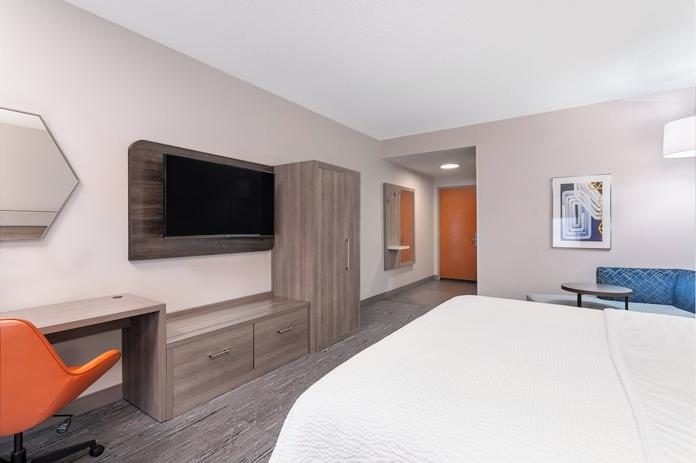 Standard Room, 1 King Bed, Accessible - Photo 3