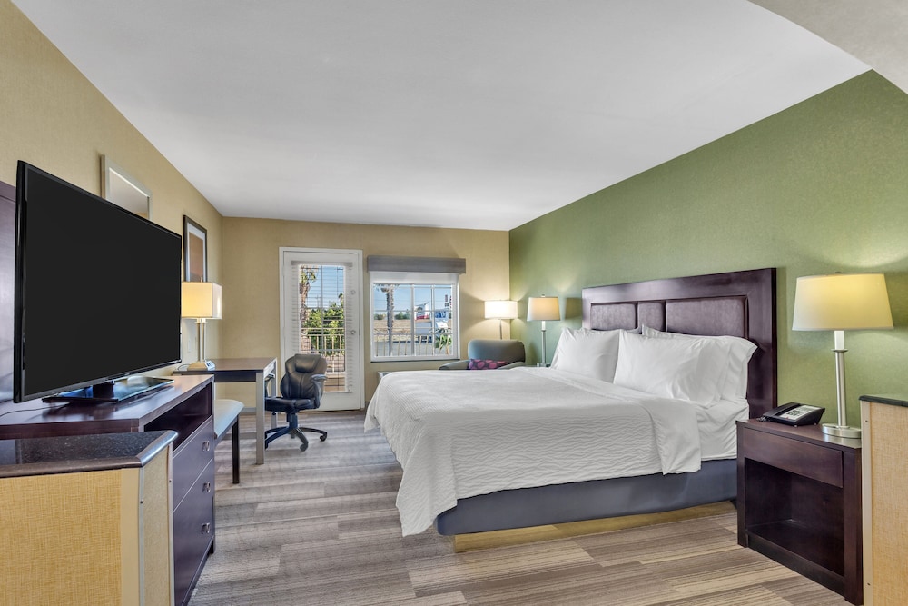 Suite, 1 King Bed, Balcony photo 1