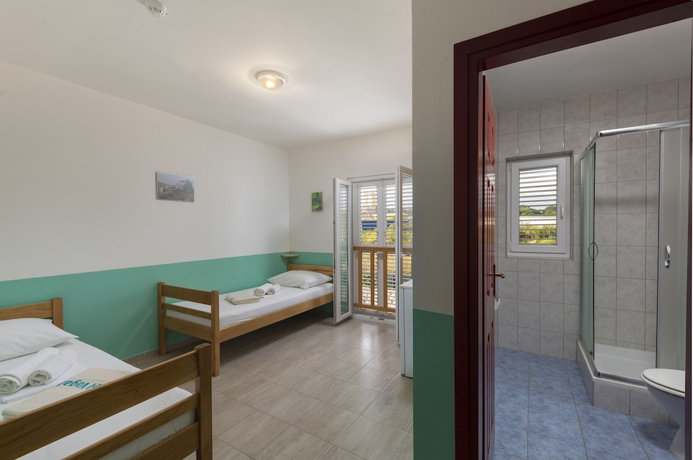 Basic Twin Room photo 1