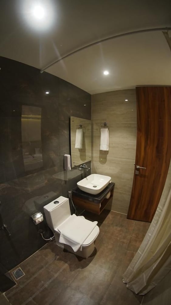 Executive Room - Photo 11