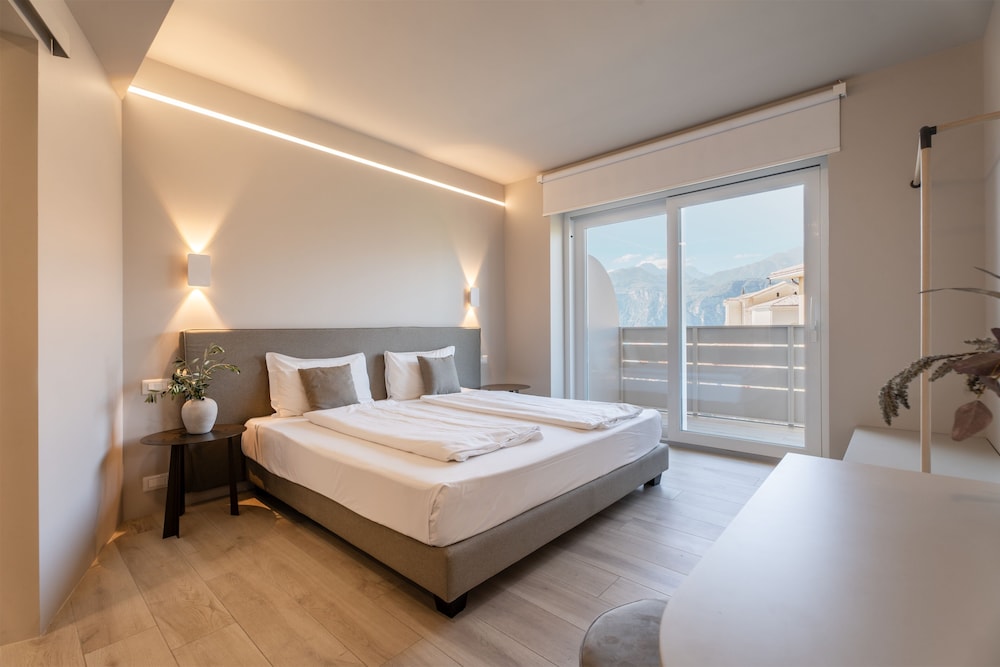 Suite, Balcony