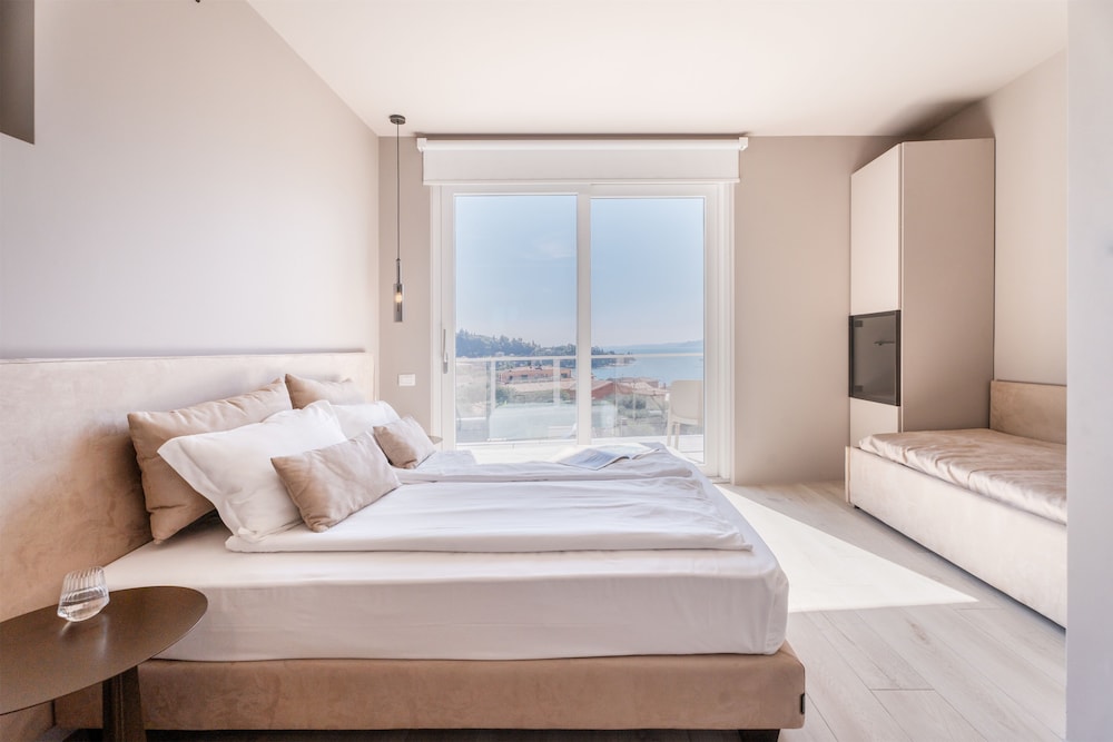 Junior Room, Balcony, Partial Lake View