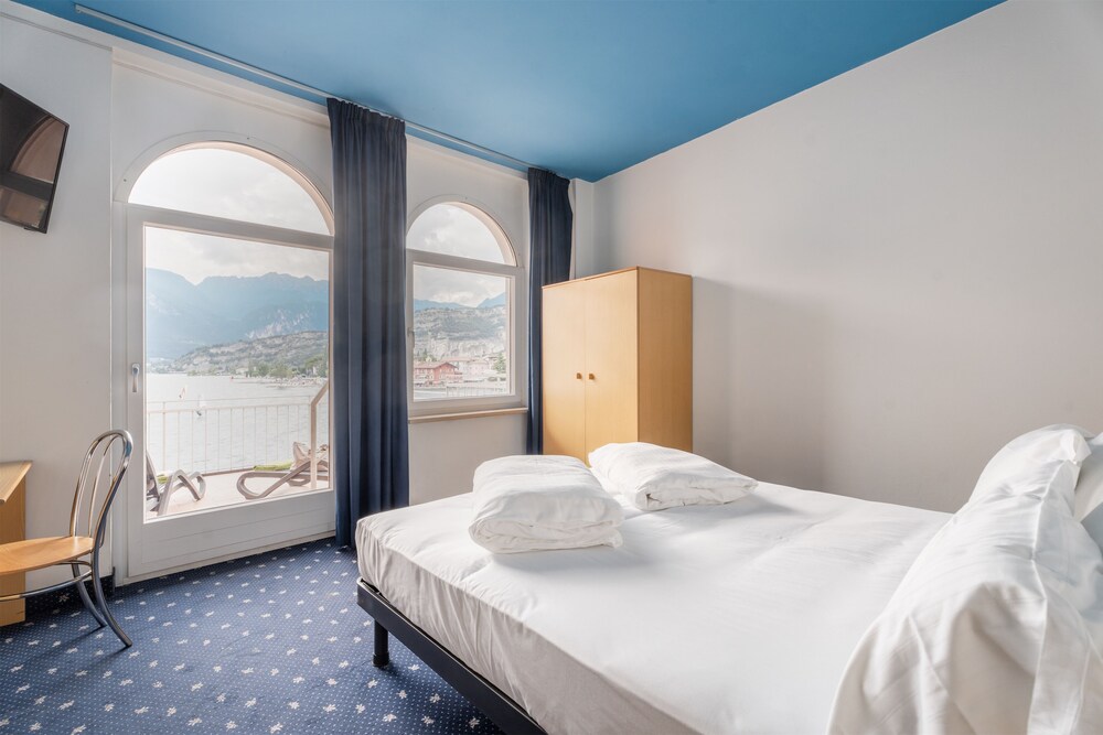 Deluxe Double or Twin Room, Lake View