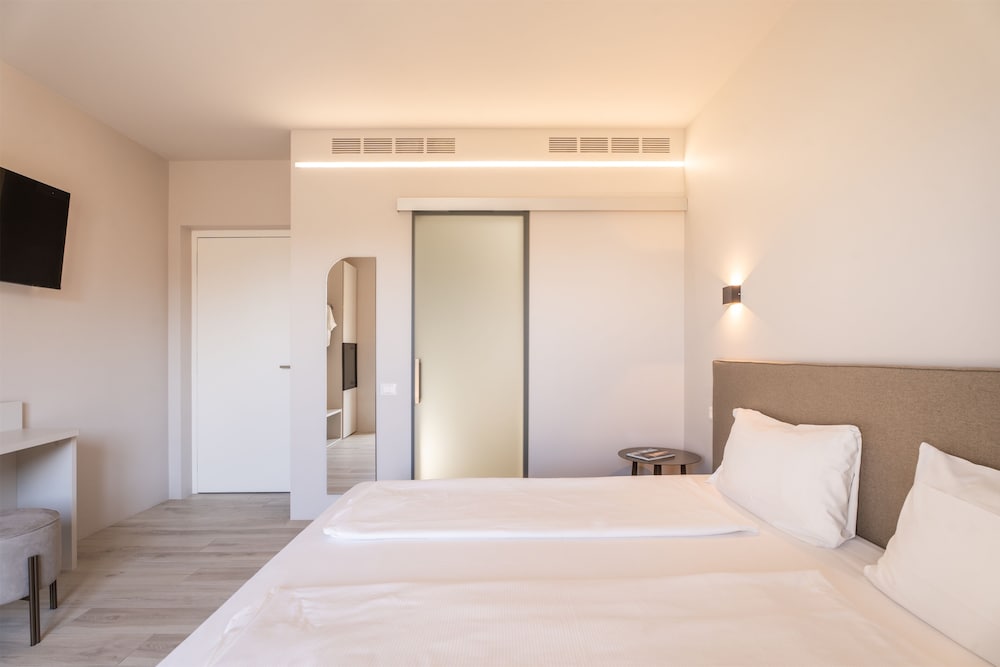 Superior Room, Balcony, Partial Lake View