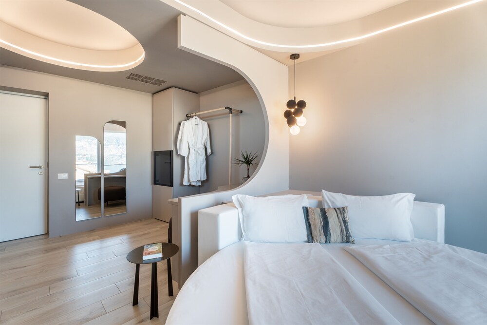 Junior Suite with balcony and lake view