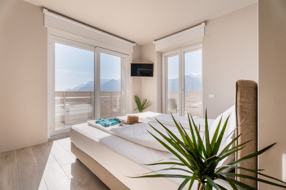 Deluxe Room, Balcony, Lake View