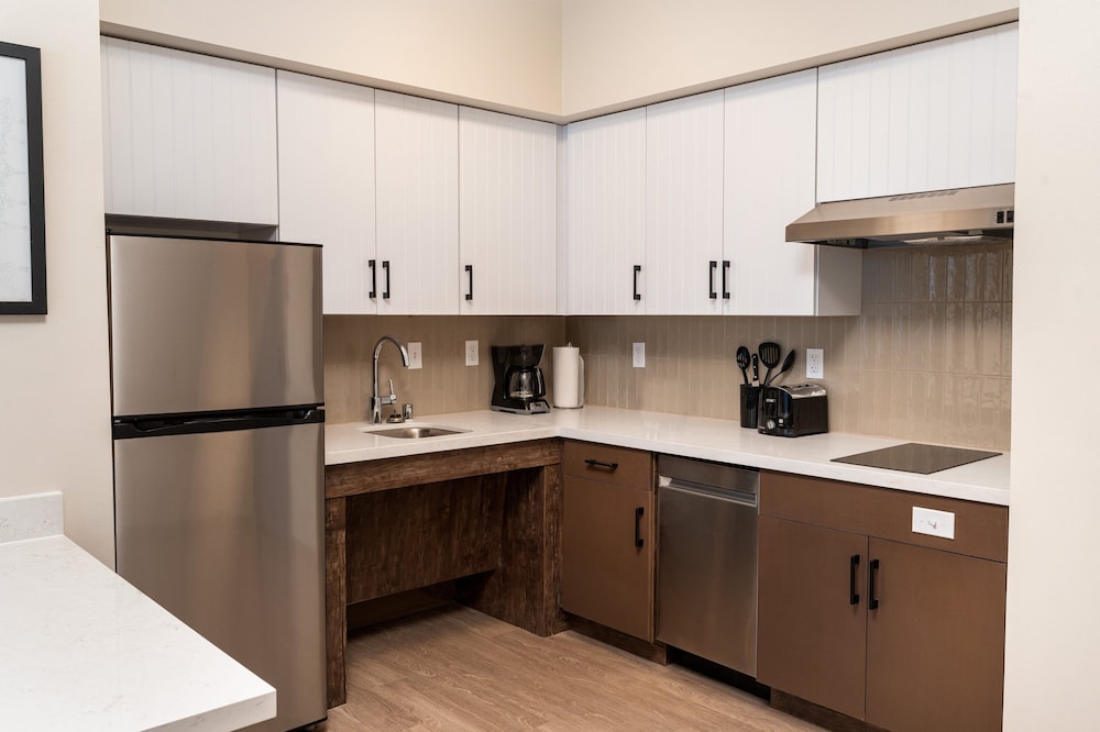 Suite, 1 Bedroom, Kitchen - Photo 3