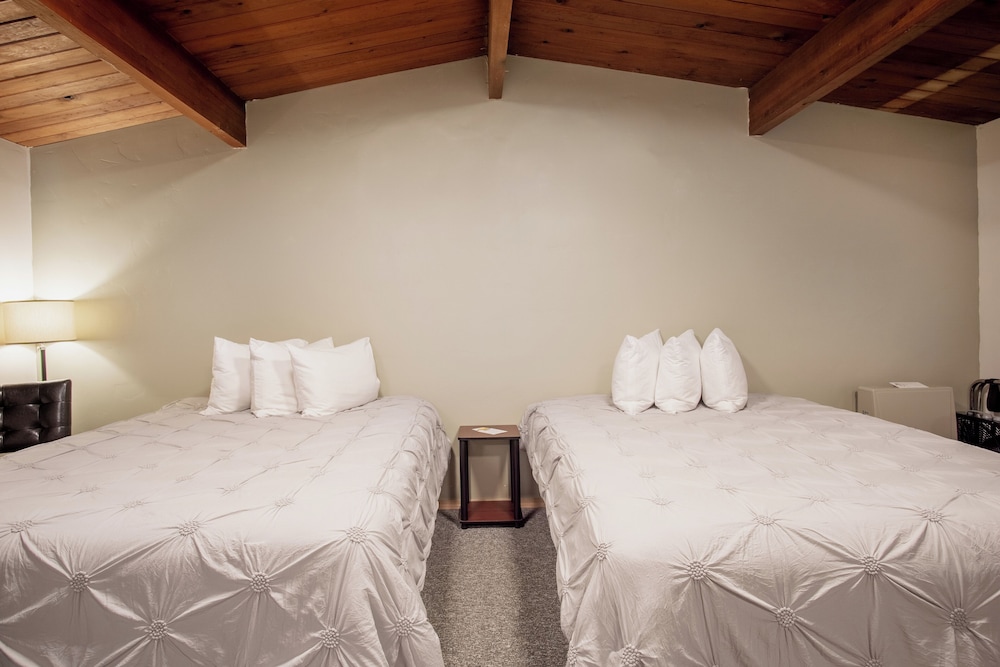 Standard Room, 2 Queen Beds, Mountain View photo 1