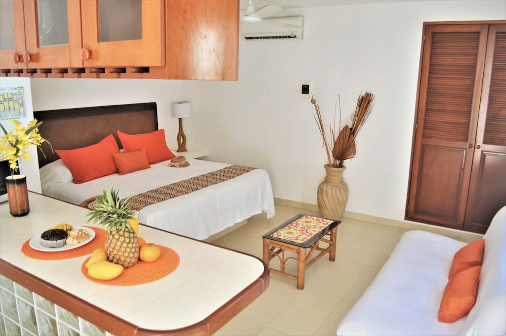 Deluxe Studio, 1 King Bed, Kitchenette
