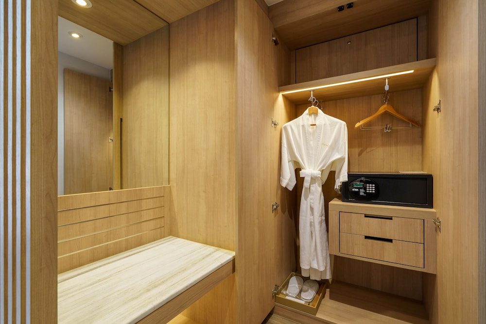 Deluxe Suite, 1 Bedroom, City View thumbnail 6