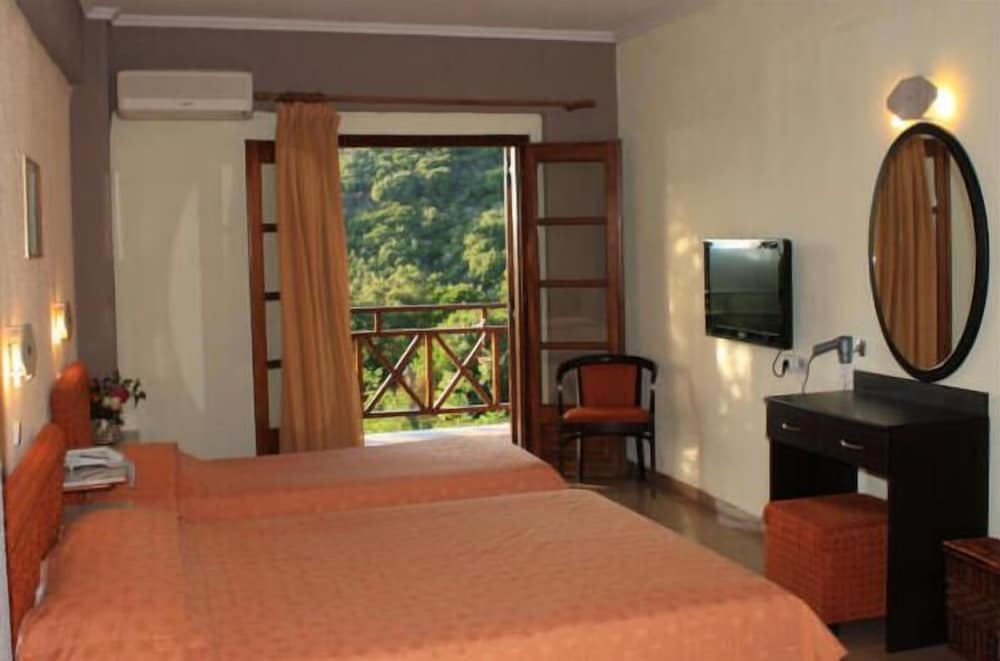 Double or Twin Room, Partial Sea View photo 1