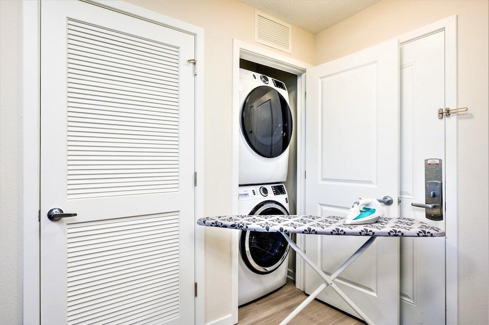 3 Bedroom 2 Bathroom Superior Condo Sleeps 8