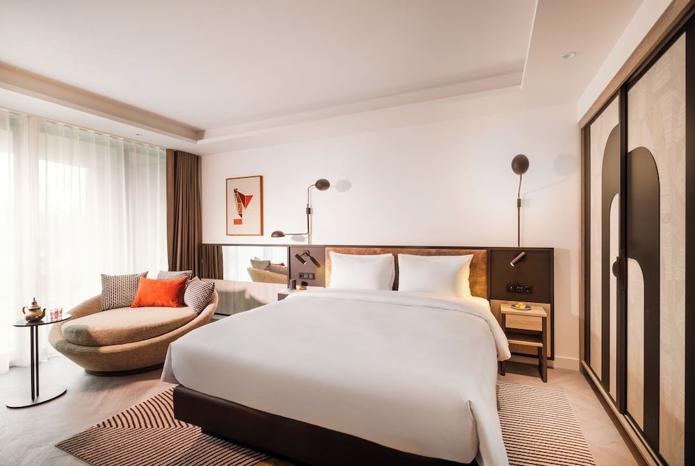 Suite, 1 King Bed, Corner