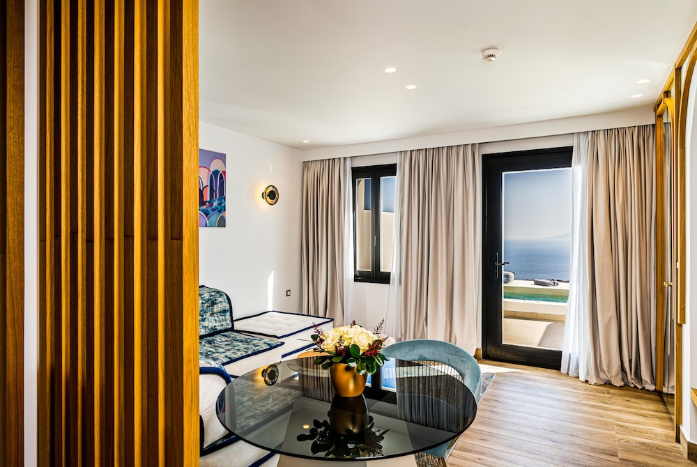 King Suite with Sea View and Heated Plunge Pool - Photo 2
