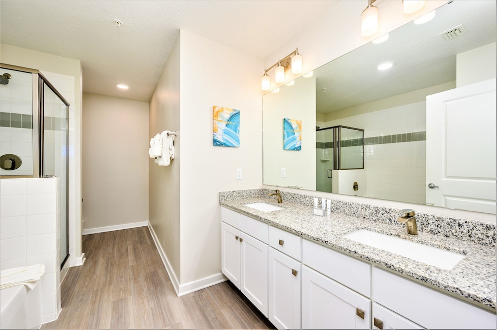 3 Bedroom 2 Bathroom Superior Condo Sleeps 8