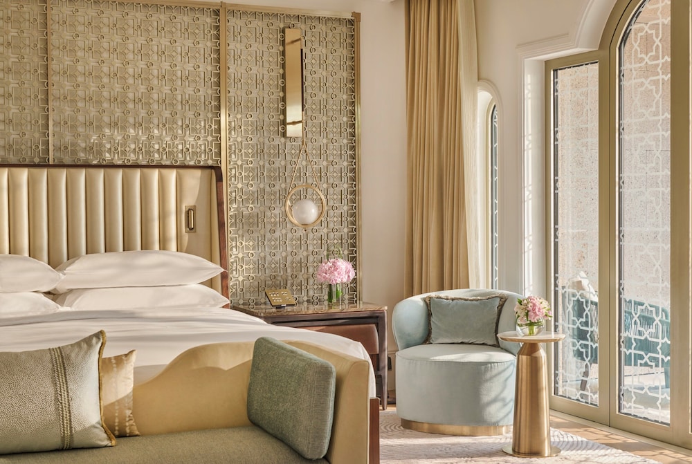 Deluxe Room, 1 King Bed, City View — photo 6