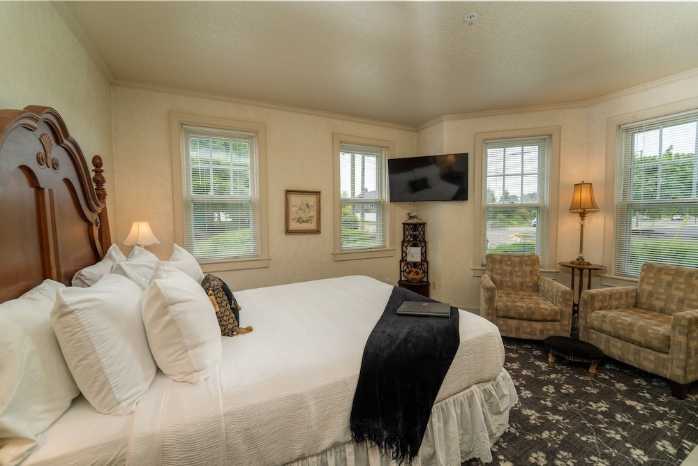 The Shamrock Resort Room