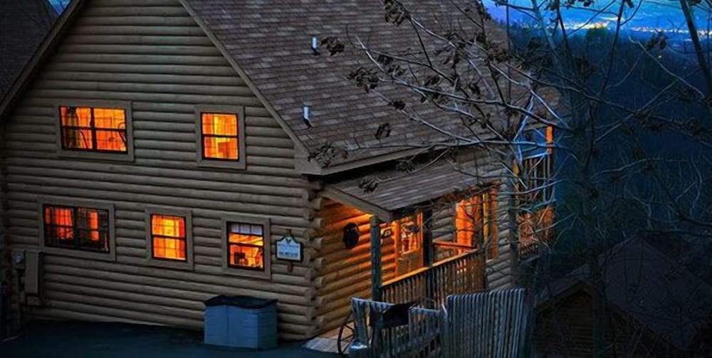 Luxury Cabin, 1 Bedroom, Hot Tub, Mountain View (Sleeps up to 6 ) photo 3