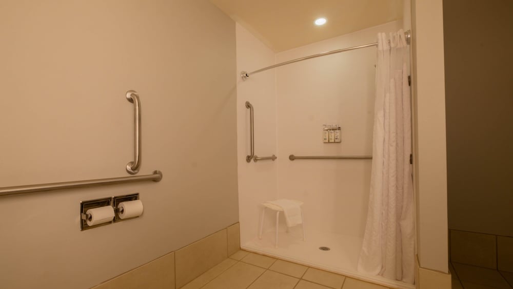 Suite, 2 Queen Beds, Mobility Accessible (Roll-In Shower) photo 2
