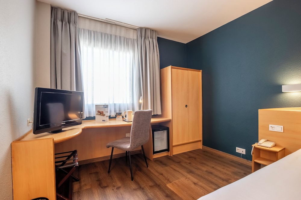 Room - Photo 25