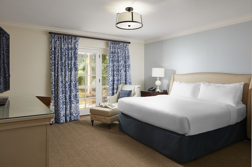 Deluxe Room, 1 King Bed (Premium King Room) photo 2