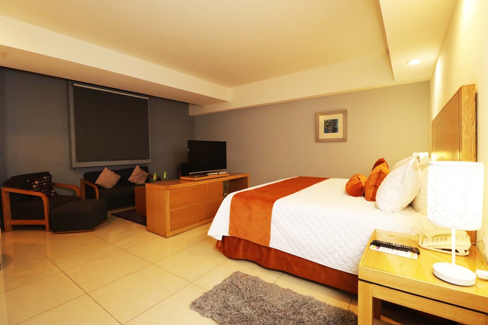 Deluxe Room, 1 King Bed photo 2