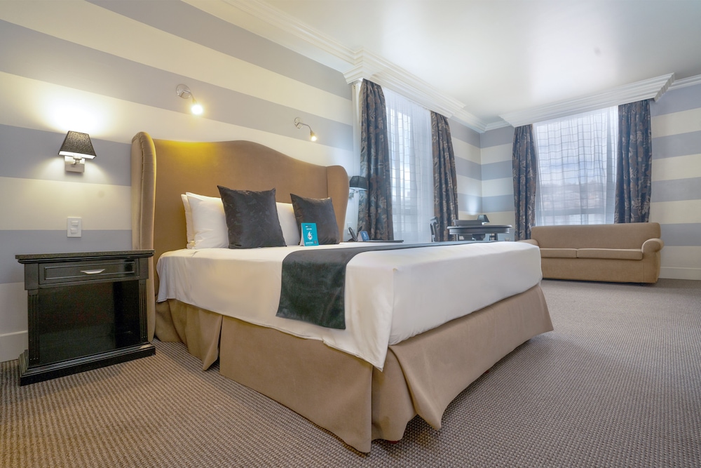 Suite - Photo 15