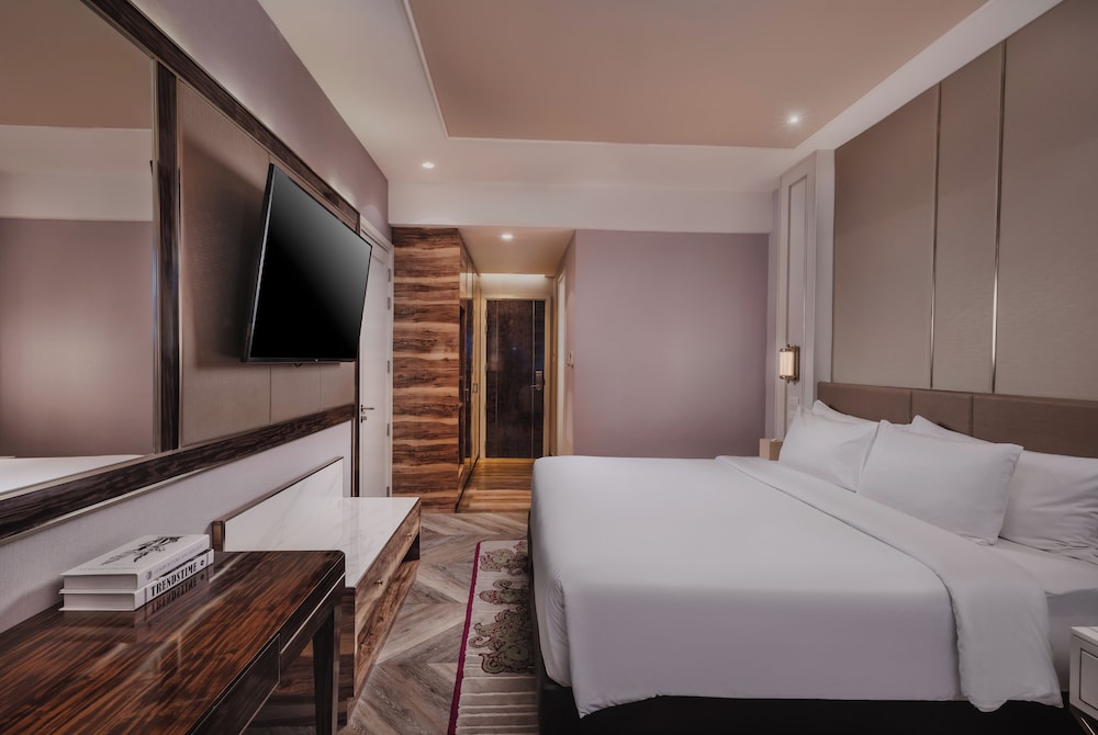 Superior Room - King Bed