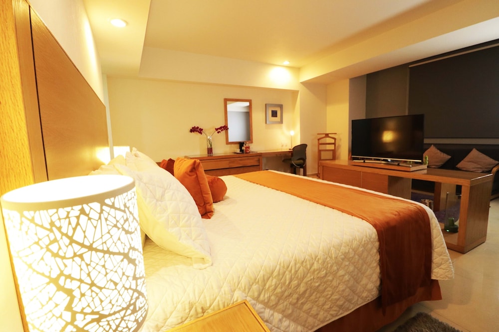 Deluxe Room, 1 King Bed photo 3