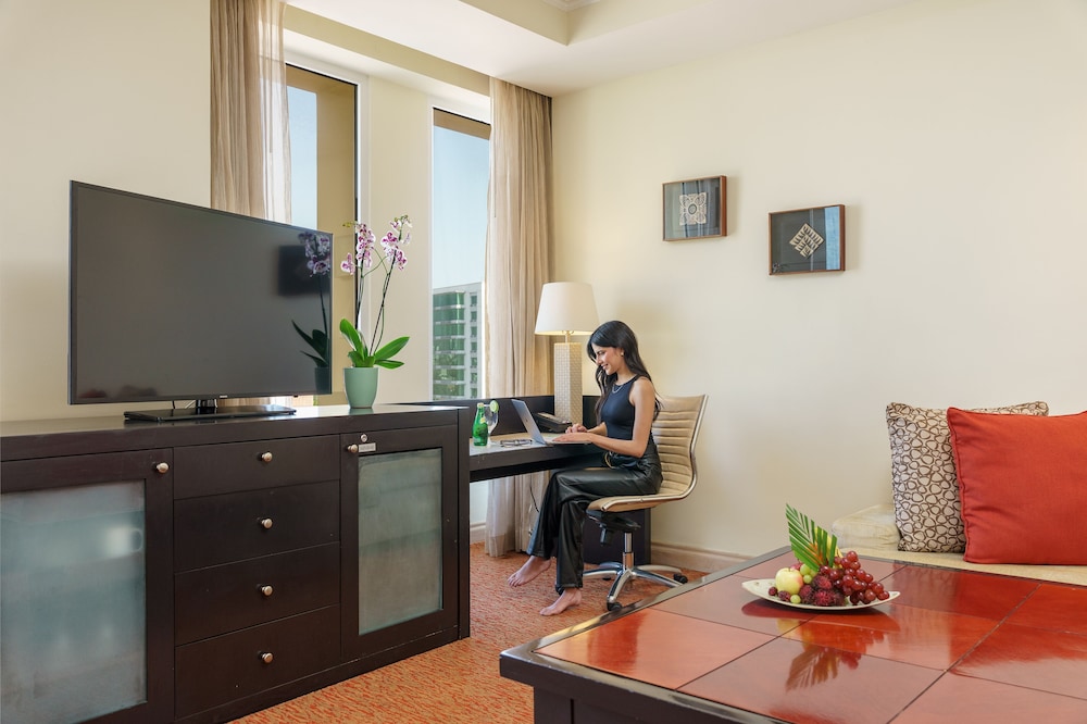 Junior Suite, 1 King Bed, Club Lounge Access - Photo 6