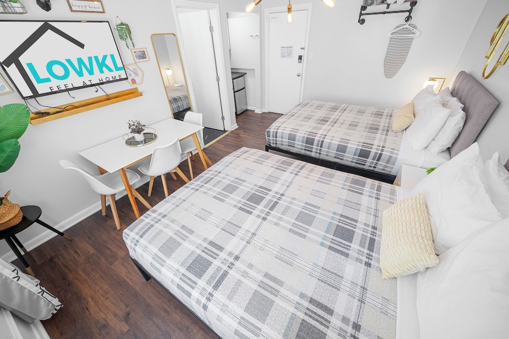 Deluxe Two Queen Beds Studio w/ Kitchenette - Photo 1