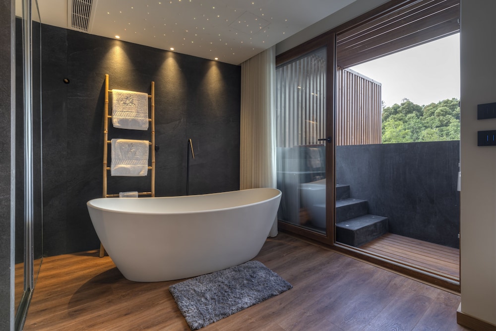 Premium Suite, 1 King Bed, Balcony photo 3