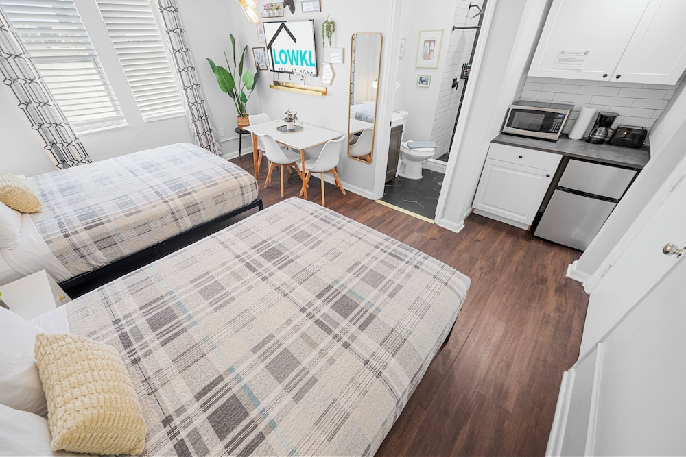 Deluxe Two Queen Beds Studio w/ Kitchenette - Photo 5