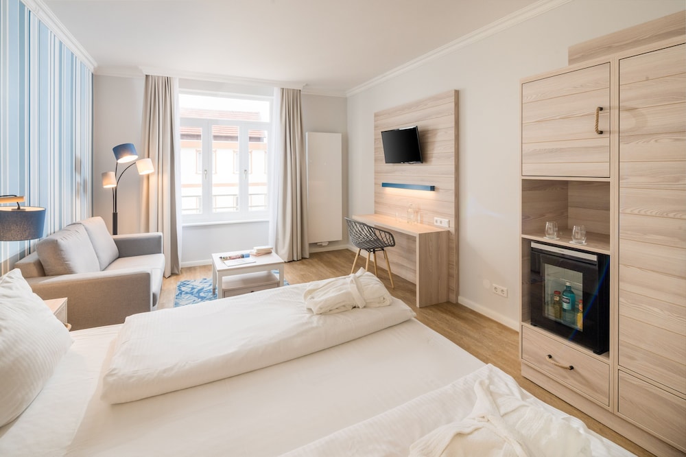 Classic Double Room, Non Smoking, Partial Lake View photo 3